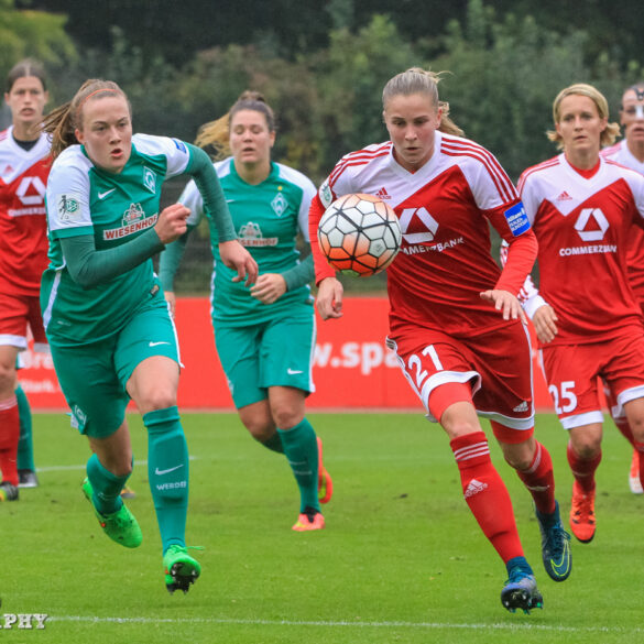 Sandra Hausberger (WB) and Ana-Maria Crnogorčević (FFC) have their eyes on the ball.