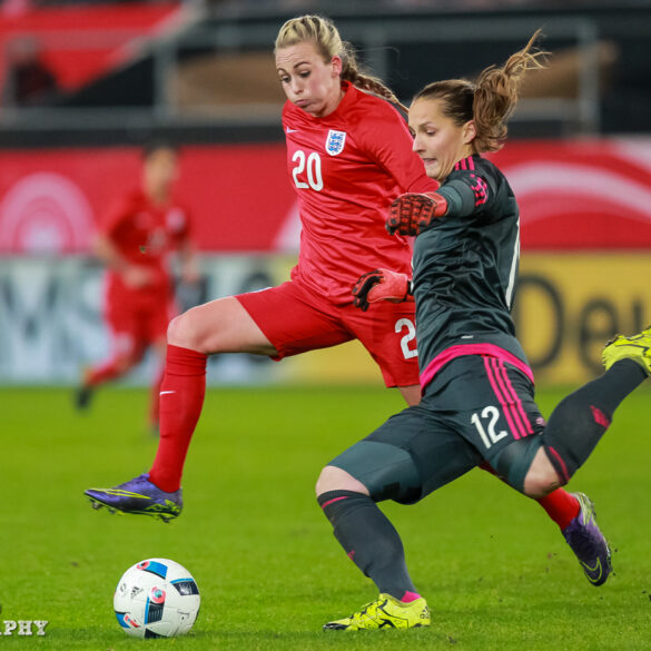 Toni Duggan (ENG) challenges Laura Benkarth (GER).