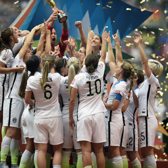 uswnt lifts 2015 world cup trophy